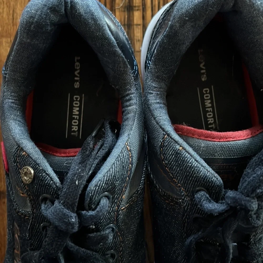 Men’s Levi’s denim dark blue tennis size 10. Like new